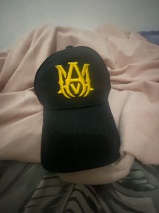 Gorra Amiri Negra con Logo Dorado