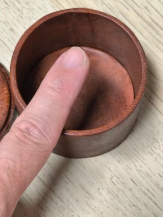 Joyero de cuero marrón con diseño étnico