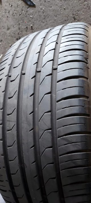 [1] 225/40 R18 92V XL