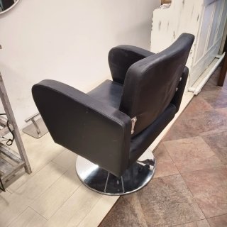 Sillones de peluquería negros. 1-50€  2-90€