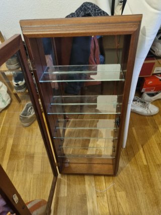Vitrina de cristal y madera marrón