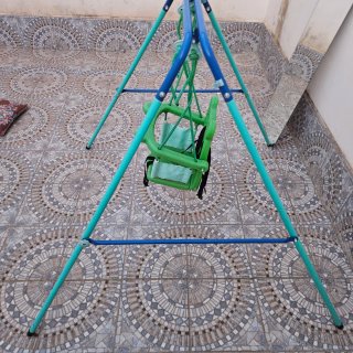 Columpio infantil verde con estructura