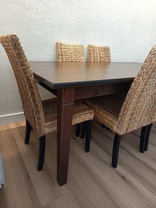 Mesa comedor y 6 sillas madera y mimbre