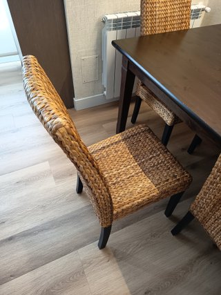 Mesa comedor y 6 sillas madera y mimbre