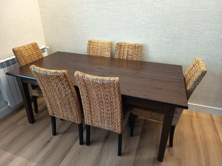 Mesa comedor y 6 sillas madera y mimbre