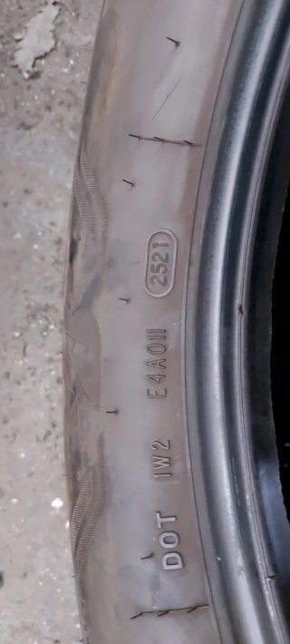 225/60 R18 104W