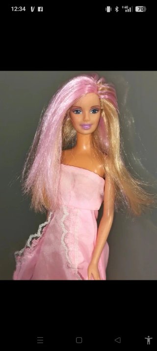 Bambola Barbie con capelli rosa e biondi