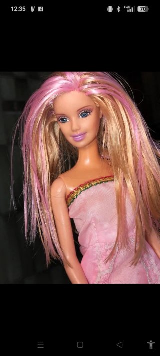 Bambola Barbie con capelli rosa e biondi