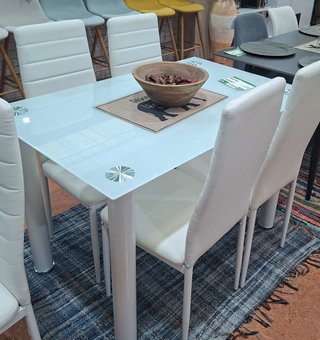 Mesa Comedor y 4 Sillas Blancas