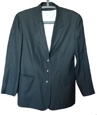 Americana negra y camiseta gris