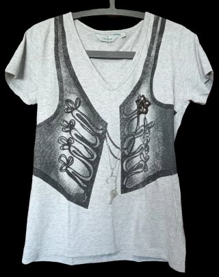 Americana negra y camiseta gris