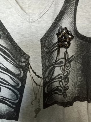 Americana negra y camiseta gris