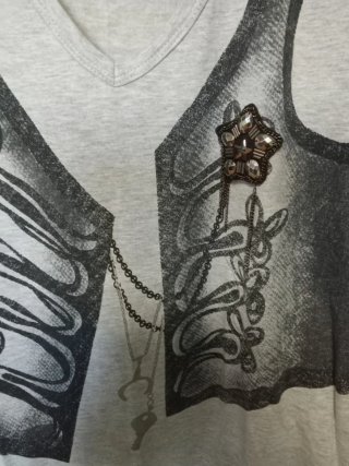 Americana negra y camiseta gris
