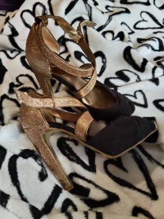 Sandalias de tacón negras y doradas