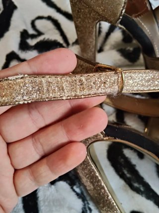 Sandalias de tacón negras y doradas