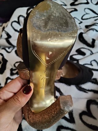 Sandalias de tacón negras y doradas