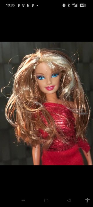 Barbie con vestito rosso