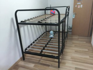Litera metálica negra
