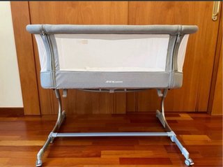 Cuna de bebé gris con ruedas