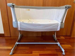 Cuna de bebé gris con ruedas