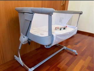 Cuna de bebé gris con ruedas