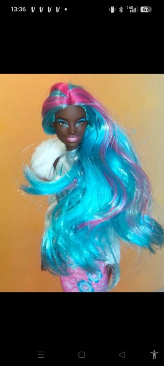 Barbie con capelli rosa e blu