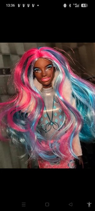 Barbie con capelli rosa e blu