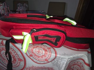 Mochila roja con detalles reflectantes