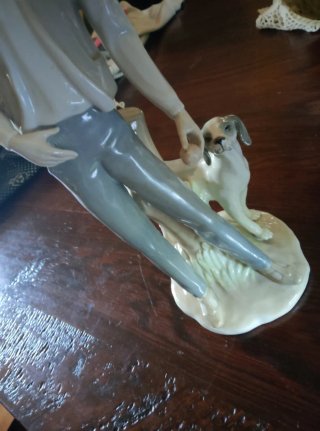 Figura de porcelana hombre y perro