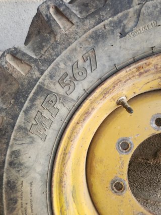 Rueda Maciza Retroexcavadora Caterpillar 12.5-20