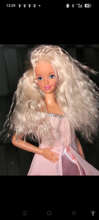 Bambola Barbie con vestito rosa