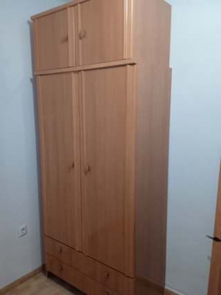 Armario de madera color beige