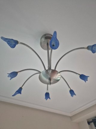 Lámpara de techo floral azul y plateada