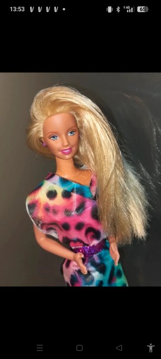 Barbie con vestito colorato