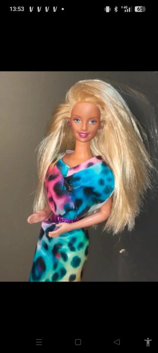 Barbie con vestito colorato