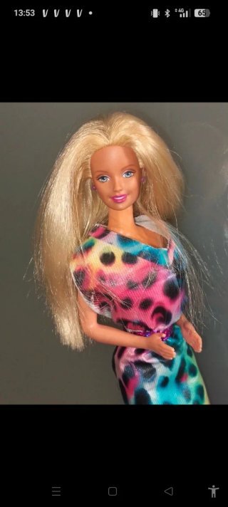 Barbie con vestito colorato