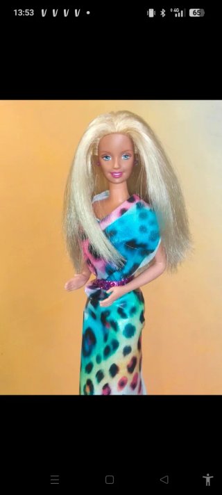 Barbie con vestito colorato