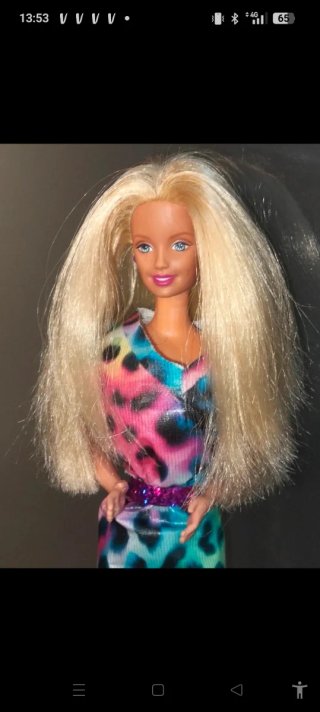 Barbie con vestito colorato