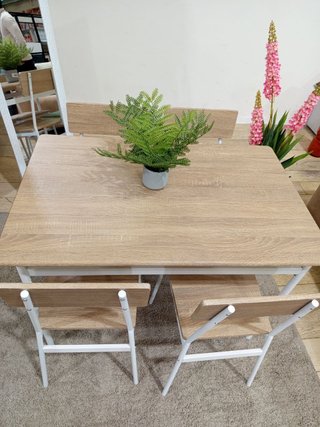 Mesa de comedor con 4 sillas