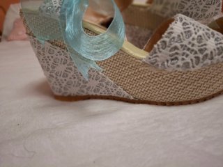 Zapatos de cuña blancos y azules