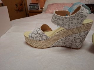 Zapatos de cuña blancos y azules
