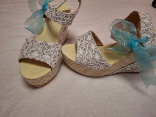 Zapatos de cuña blancos y azules