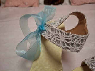 Zapatos de cuña blancos y azules