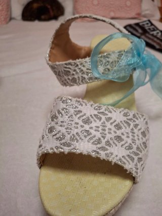 Zapatos de cuña blancos y azules
