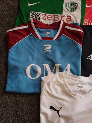 Confezione di abbigliamento sportivo da uomo