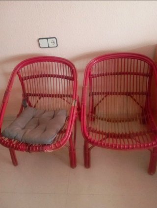 Sillón de mimbre rojo con cojín gris