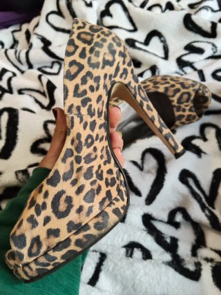 Zapatos de tacón con estampado de leopardo