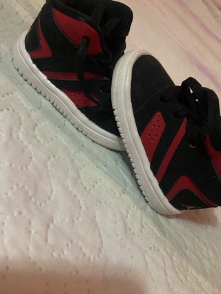 Deportivas Bebé Jordan Rojas y Negras