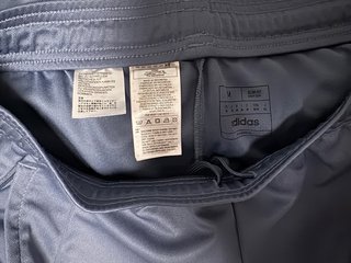 Pantalones Adidas Negros con Detalles Rojos