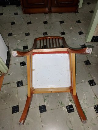Sillas de madera con asiento naranja.